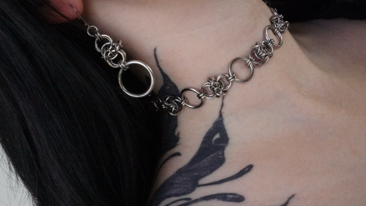 Easy Style: Barbed Wire Silver Necklace For Bold Looks